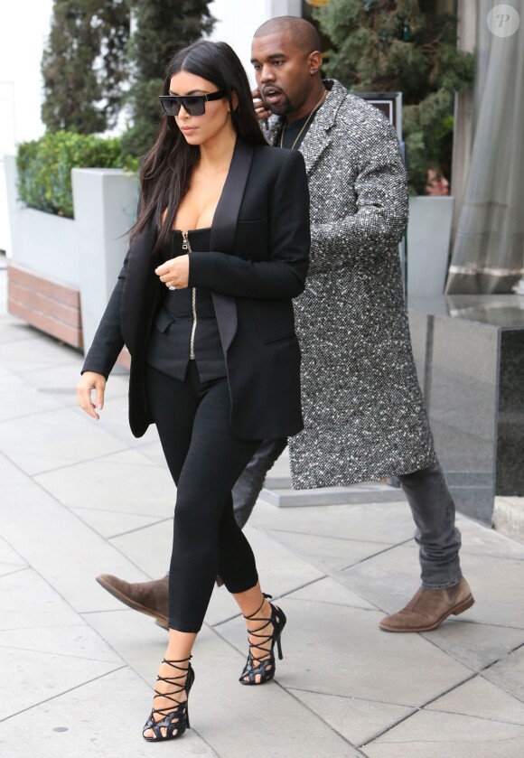 Kim Kardashian et son mari Kanye West, main dans la main, sortent des studios Milk puis se rendent au Cafe Primo, à West Hollywood, le 20 décembre 2014.