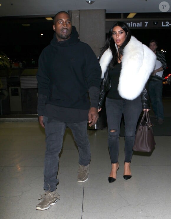 Kim Kardashian et Kanye West arrivent à l'aéroport de LAX pour prendre l'avion à Los Angeles, le 7 janvier 2015