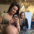Liv Tyler, enceinte, pose en lingerie pour son amie Jemima Kirke à New York, le 10 janvier 2015.