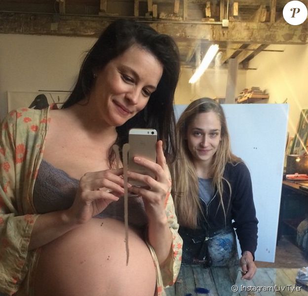 Liv Tyler, enceinte, pose en lingerie pour son amie Jemima Kirke à New York, le 10 janvier 2015.