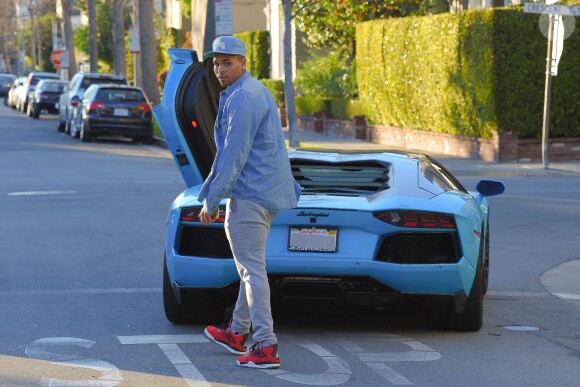 Chris Brown et Karrueche Tran font du shopping ensemble à Los Angeles, le 26 décembre 2014.