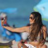 Exclusif - La torride Rocsi Diaz immortalise son après-midi détente sur une plage de Miami. Le 30 décembre 2014.