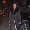 Rihanna à New York, porte un manteau noir Christian Dior, un sac Louis Vuitton (modèle Mini HL), un jean et des souliers Manolo Blahnik. Le 9 janvier 2015.