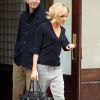 Sienna Miller quitte un hôtel à New York, habillée d'un cardigan noir et d'un pantalon rayé. Un sac Prada et des sandales Pierre Hardy complètent sa tenue. Le 12 janvier 2014.