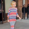 Sienna Miller quitte un hôtel à New York, habillée d'une robe rayée Céline et de sandales Pierre Hardy. Le 13 janvier 2015.