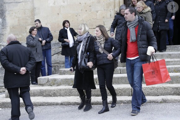 Jessica, la femme de Claude Chamboisier et Caroline, la fille de Claude Chamboisier lors des obsèques de Claude Chamboisier alias Framboisier, membre du groupe "Les Musclés" en l'église de Robion, le 12 janvier 2015, en présence également de Dominique de Lacoste (une des Vamps)