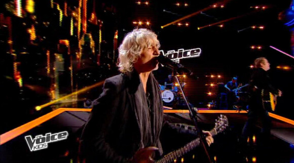 Louis Bertignac chante sur le plateau de The Voice Kids, le 30 août 2014 sur TF1.