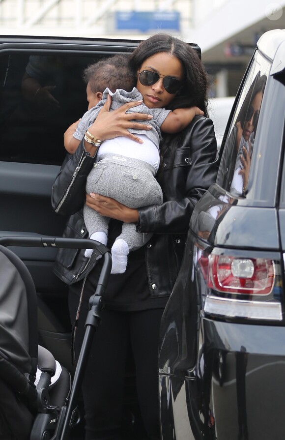 Ciara et son fils Future à l'aéroport LAX de Los Angeles. Le 13 novembre 2014.