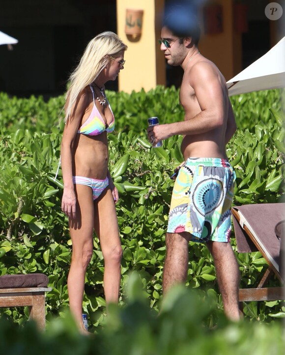 Exclusif - Tara Reid, très amaigrie, se relaxe au bord d'une piscine avec des amis à Mexico, le 30 décembre 2014.