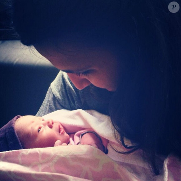Carlota Fabregas, soeur du joueur de foot Cesc, avec sa petite soeur Claudia qui vient de naître le 23 septembre 2014 