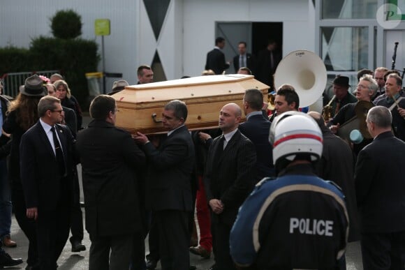 Sortie du cercueil suivi d'une fanfare - Obsèques du dessinateur Charb (Stéphane Charbonnier) au parc des expositions à Pontoise (Val-d'Oise), le 16 janvier 2015. Il fait partie des 12 personnes tuées lors de l'attaque terroriste au siège de Charlie Hebdo, le 7 janvier 2015.