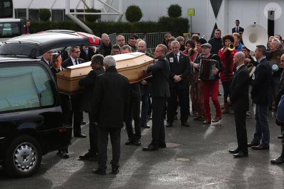 Sortie du cercueil suivi d'une fanfare - Obsèques du dessinateur Charb (Stéphane Charbonnier) au parc des expositions à Pontoise (Val-d'Oise), le 16 janvier 2015. Il fait partie des 12 personnes tuées lors de l'attaque terroriste au siège de Charlie Hebdo, le 7 janvier 2015.