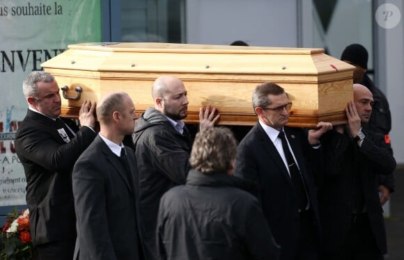 Sortie du cercueil - Obsèques du dessinateur Charb (Stéphane Charbonnier) au parc des expositions à Pontoise (Val-d'Oise), le 16 janvier 2015. Il fait partie des 12 personnes tuées lors de l'attaque terroriste au siège de Charlie Hebdo, le 7 janvier 2015.