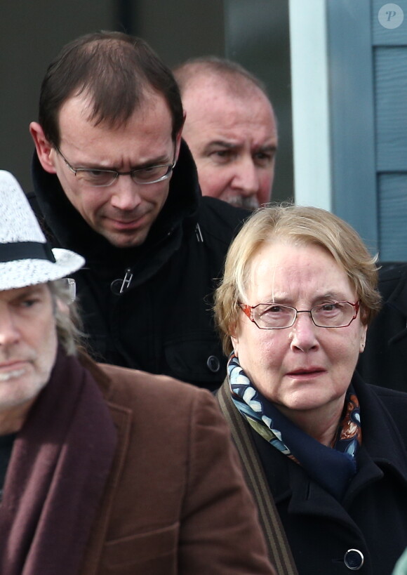 Denise Charbonnier (la mère) et Laurent Charbonnier (le frère) - Obsèques du dessinateur Charb (Stéphane Charbonnier) au parc des expositions à Pontoise (Val-d'Oise), le 16 janvier 2015. Il fait partie des 12 personnes tuées lors de l'attaque terroriste au siège de Charlie Hebdo, le 7 janvier 2015.