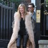 Kate Moss, tout sourire le jour de ses 41 ans et suivie par son mari Jamie Hince, quitte son domicile. Londres, le 16 janvier 2015.