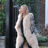 Kate Moss, stylée et souriante pour ses 41 ans, quitte son domicile. Londres, le 16 janvier 2015.