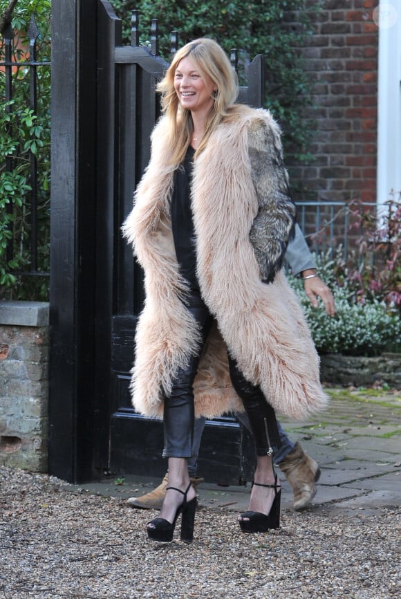 Kate Moss, stylée et souriante pour ses 41 ans, quitte son domicile. Londres, le 16 janvier 2015.