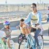 Alessandra Ambrosio a profité d'une journée de soleil à Santa Monica en compagnie de sa fille Anja, son fiancé Jamie Mazur et des amis. Ils sont allés faire une balade à vélo