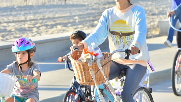 Alessandra Ambrosio : Balade à velo et en famille, elle prolonge l'été !