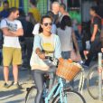 Alessandra Ambrosio a profité d'une journée de soleil à Santa Monica en compagnie de sa fille Anja, son fiancé Jamie Mazur et des amis. Ils sont allés faire une balade à vélo