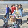 Alessandra Ambrosio a profité d'une journée de soleil à Santa Monica en compagnie de sa fille Anja, son fiancé Jamie Mazur et des amis. Ils sont allés faire une balade à vélo