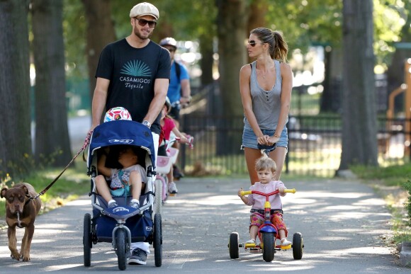 Gisele Bündchen, Tom Brady et leurs enfants John, Benjamin et Vivian à Boston, le 23 août 2014