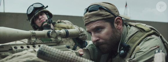Bradley Cooper est Chris Kyle dans American Sniper.