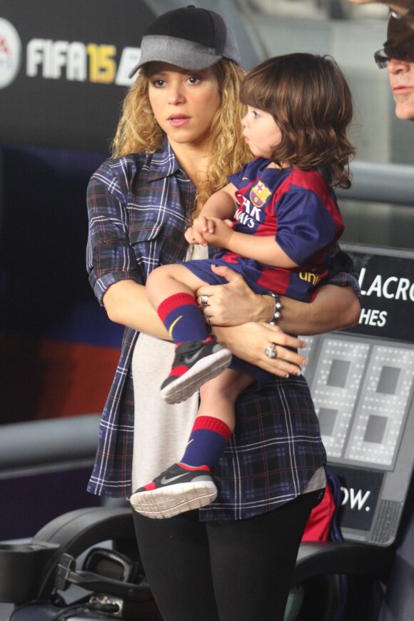 La chanteuse Shakira, enceinte, et son fils Milan sont venus encourager Gerard Piqué et le FC Barcelone au Camp Nou le 18 octobre 2014.