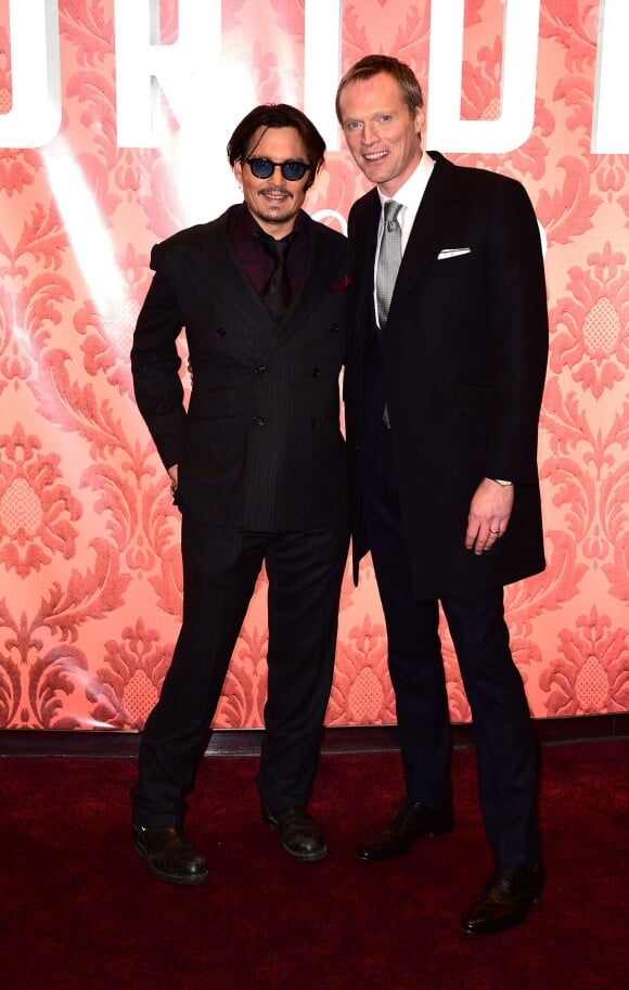 Johnny Depp et Paul Bettany lors de la première de Charlie Mortdecai à Londres le 19 janvier 2015.