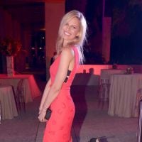 Karolina Kurkova : Bombe flamboyante pour une nuit d'art à Miami