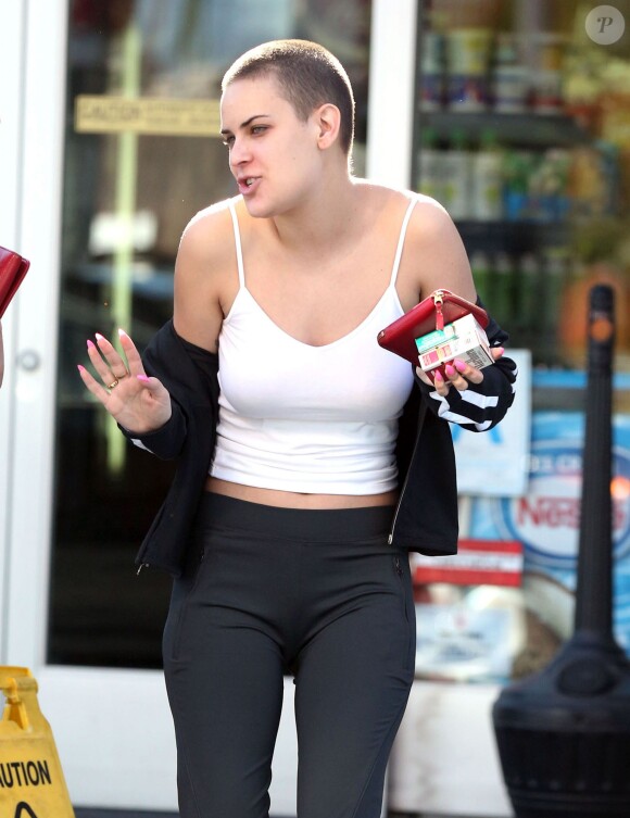 Tallulah Willis (qui a toujours les cheveux rasés comme sa mère Demi Moore il y a 20 ans) rencontre une amie et rit aux éclats avec elle en sortant de la boutique d'une station essence dans laquelle elle a acheté des cigarettes à Studio City, le 5 janvier 2015. 