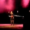 Magalie Vaé chante "Chan­de­lier" de Sia lors d'un mini-concert organisé en soutien au Télé­thon. Décembre 2014.