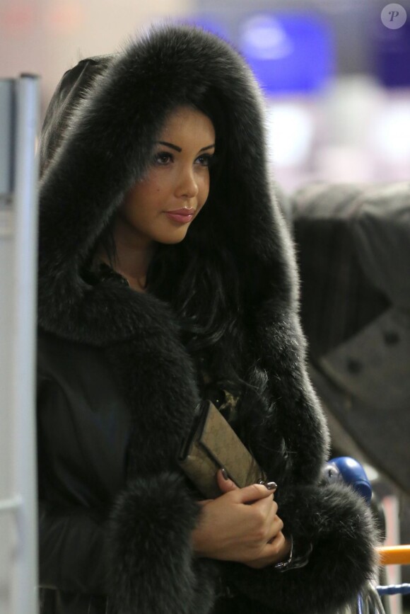 Nabilla à l'aéroport à Roissy Charles de Gaulle le 13 janvier 2013 pour participer à la saison 5 des Anges de la télé-réalite à Miami.