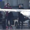 Jessica Biel enceinte et son mari Justin Timberlake prennent un jet privé avec des membres de leur famille à l'aéroport de Van Nuys, le 28 décembre 2014. 