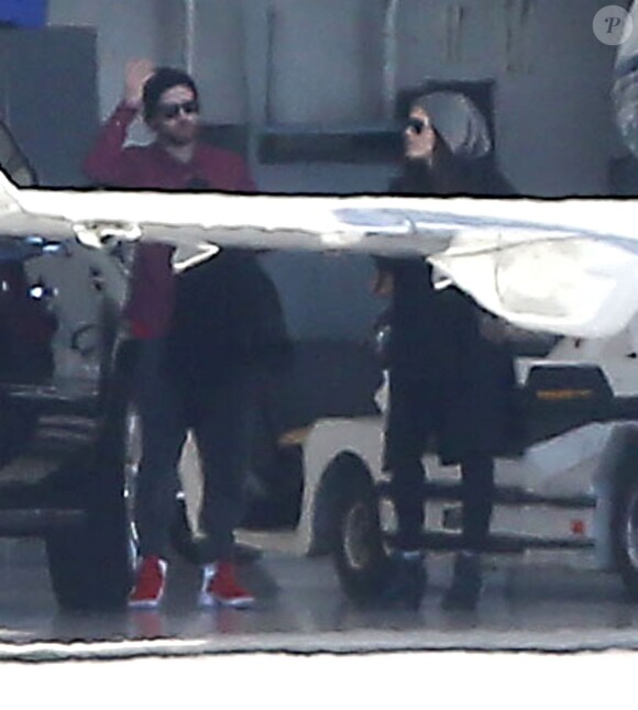 Jessica Biel enceinte et son mari Justin Timberlake prennent un jet privé avec des membres de leur famille à l'aéroport de Van Nuys, le 28 décembre 2014. 