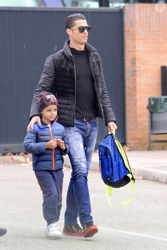 Exclusif - Cristiano Ronaldo (Real Madrid) est allé chercher son fils Cristiano Ronaldo Jr. à l'école à Madrid, le 21 janvier 2015.