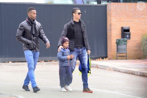 Exclusif - Cristiano Ronaldo est allé chercher son fils Cristiano Jr. à l'école à Madrid, le 21 janvier 2015.