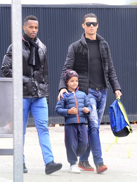 Exclusif - Cristiano Ronaldo est allé chercher son fils Cristiano Ronaldo Jr. à l'école à Madrid, le 21 janvier 2015.