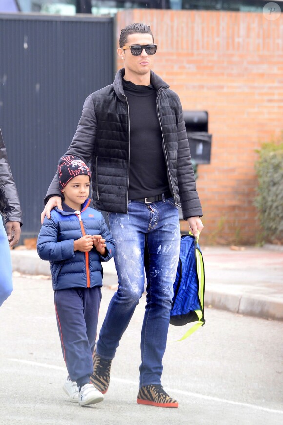 Exclusif - Le footballeur du Real Madrid Cristiano Ronaldo est allé chercher son fils Cristiano Ronaldo Jr. à l'école à Madrid, le 21 janvier 2015.