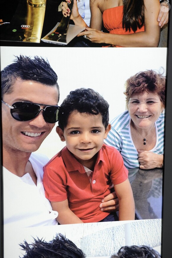 Cristiano Ronaldo avec son fils Cristiano Ronaldo Jr. et sa mère Dolores Aveiro à Funchal au Portugal le 15 décembre 2013.