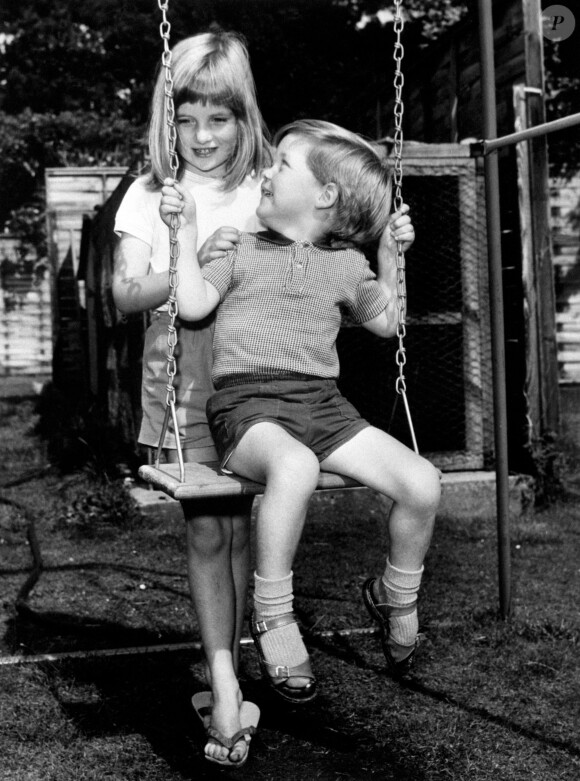 Lady Diana Spencer et son frère Charles, enfants, en août 1967 à Sandringham