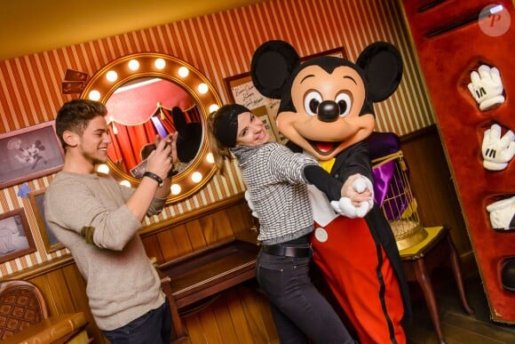 Rayane Bensetti et Denitsa Ikonomova ont passé une journée inoubliable au parc Disneyland à Marne-la-Vallée. Janvier 2015.