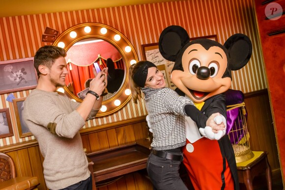 Rayane Bensetti et Denitsa Ikonomova ont passé une journée inoubliable au parc Disneyland à Marne-la-Vallée. Janvier 2015.