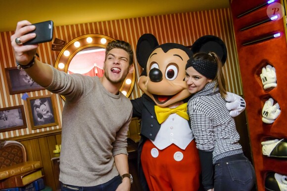Rayane Bensetti et Denitsa Ikonomova ont passé une journée inoubliable au parc Disneyland à Marne-la-Vallée. Janvier 2015.