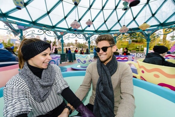 Rayane Bensetti et Denitsa Ikonomova ont passé une journée inoubliable au parc Disneyland à Marne-la-Vallée. Janvier 2015.