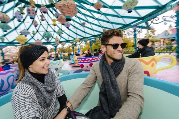 Rayane Bensetti et Denitsa Ikonomova ont passé une journée inoubliable au parc Disneyland à Marne-la-Vallée. Janvier 2015.