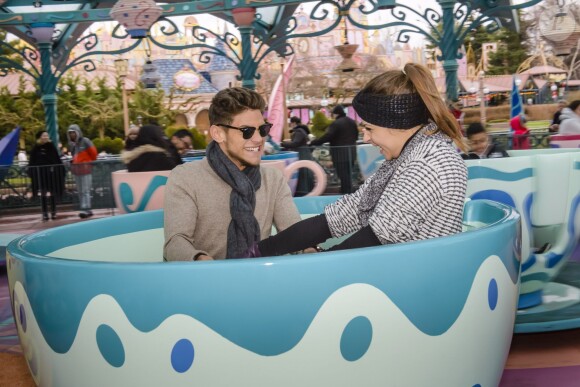 Rayane Bensetti et Denitsa Ikonomova ont passé une journée inoubliable au parc Disneyland à Marne-la-Vallée. Janvier 2015.