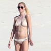 Exclusif - Gwyneth Paltrow en vacances sur la plage de Cabo San Lucas au Mexique le 17 janvier 2015. Gwyneth est avec son amie Crystal Lourd.