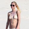 Exclusif - Gwyneth Paltrow en vacances sur la plage de Cabo San Lucas au Mexique le 17 janvier 2015. Gwyneth est avec son amie Crystal Lourd qui va fêter son anniversaire.    