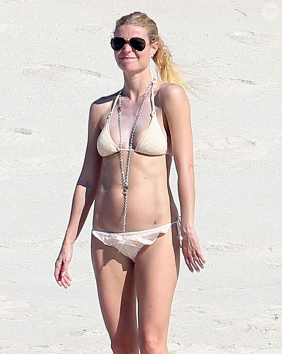 Exclusif - Gwyneth Paltrow en vacances sur la plage de Cabo San Lucas au Mexique le 17 janvier 2015. Gwyneth est avec son amie Crystal Lourd qui va fêter son anniversaire.   San Lucas
